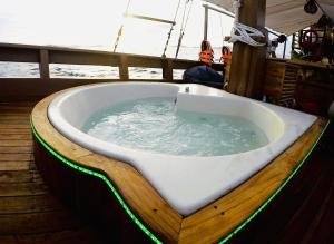 uma banheira de hidromassagem no convés de um barco em Trip Labuanbajo 3D2N departure every Friday em Labuan Bajo