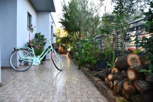 uma bicicleta azul estacionada ao lado de uma casa em Gina's Studio at Nafpaktos em Lepanto