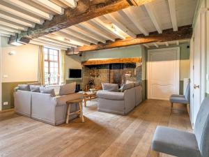 Sala de estar con 2 sofás y mesa en Modern Holiday Home in Damme with Private Garden en Damme