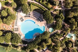 - une vue aérienne sur un parc avec un lac dans l'établissement Village Pont Royal en Provence - maeva Home - Appartement 2 Pièces 7 Personnes, à Mallemort