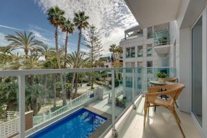 Benidorm Poniente apartment on the beach for 6 veya yakınında bir havuz manzarası