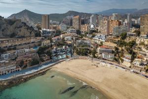 una vista aerea su una spiaggia e su una città di Benidorm Poniente apartment on the beach for 6 a Benidorm