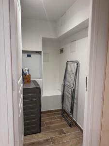 Zimmer mit einem Schrank mit einem Metalltor in der Unterkunft Welcome Home à 5 Min de Paris en RER in Vitry-sur-Seine