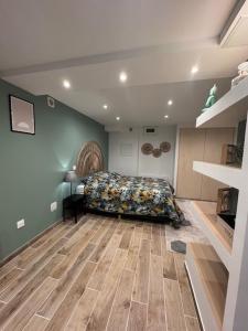 Schlafzimmer mit einem Bett und Holzboden in der Unterkunft Welcome Home à 5 Min de Paris en RER in Vitry-sur-Seine