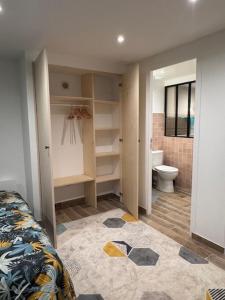ein Bad mit einem Bett und einem WC in einem Zimmer in der Unterkunft Welcome Home à 5 Min de Paris en RER in Vitry-sur-Seine