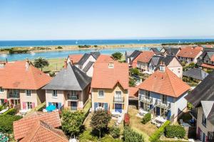 una vista aérea de un barrio residencial con casas en Résidence Port Guillaume - maeva Home - 3 Pièces 6 Personnes Confort 51, en Dives-sur-Mer