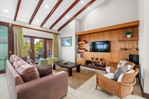 uma sala de estar com dois sofás e uma televisão em San Lameer Villa - 14328 - 4 Bedroom Deluxe - 8 pax - San Lameer Rental Agency em Southbroom