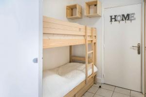 Łóżko piętrowe w niewielkim pokoju z szafą w obiekcie Résidence Les Embruns - maeva Home - Studio 4 Personnes Confort MAE-1715 w mieście Deauville