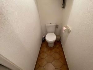 une petite salle de bains avec toilettes dans le couloir dans l'établissement 150 m de la plage, vue mer et pinède..., à Saint-Elme