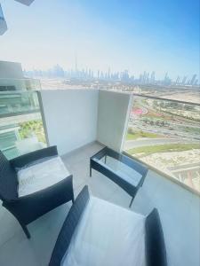 Habitación con 2 sillas, mesa y ventana en Shared Ensuite BURJ Khalifa VIEW King Bedroom in 2Bed near Dubai Mall 8mins away en Dubái