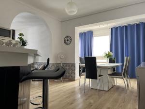 un soggiorno con tavolo e sedie di 2 Bedroom apartment in Caparica by the beach a Costa da Caparica