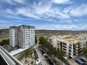 una vista aerea di una città con edifici e automobili di 2 Bedroom apartment in Caparica by the beach a Costa da Caparica
