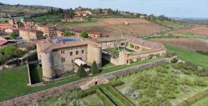 una vista aérea de un castillo en una colina en Château de Bagnols, en Bagnols