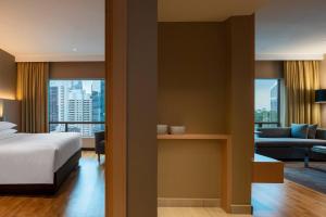 Postel nebo postele na pokoji v ubytování Renaissance Kuala Lumpur Hotel & Convention Centre