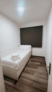 a small room with a bed and a window at Piso BOIRO PLAYA Robustiano in Boiro