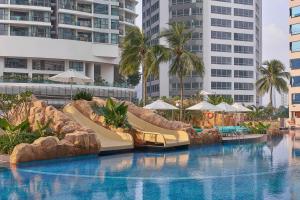 吉隆坡的住宿－Renaissance Kuala Lumpur Hotel & Convention Centre，度假村内带滑梯的游泳池