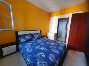 1 dormitorio con 1 cama azul en una pared amarilla en Inviting 5-Bed Apartment in Luanda, en Luanda