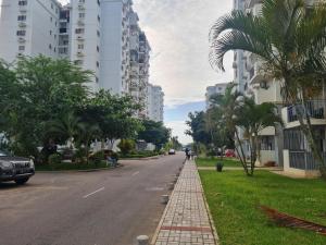 una calle vacía con palmeras y edificios en Inviting 5-Bed Apartment in Luanda, en Luanda