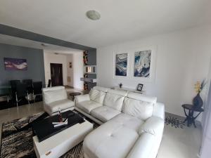 sala de estar con sofá blanco y mesa en Inviting 5-Bed Apartment in Luanda, en Luanda