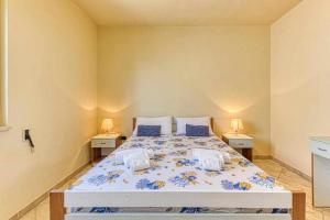 ein Schlafzimmer mit einem großen Bett mit zwei Lampen in der Unterkunft Enjoy holiday By Vivimy in Ugento