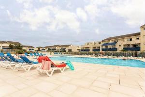 einen Pool in einem Resort mit Liegestühlen und einem Pool in der Unterkunft Résidence Bleu Marine - maeva Home - 2 Pièces 4 Personnes Confort MAE-2045 in Lacanau