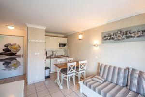 ein Wohnzimmer mit Sofa und Tisch in der Unterkunft Résidence Bleu Marine - maeva Home - 2 Pièces 4 Personnes Confort MAE-2045 in Lacanau
