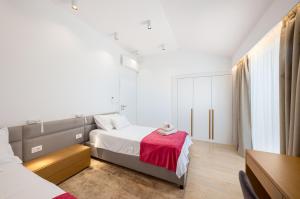 1 dormitorio con 2 camas y mesa. en Villa True Oasis with Heated Pool, en Rogoznica