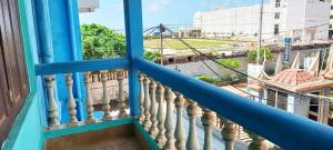 balcone con vista e ringhiera blu di Goroomgo J K Inn Puri Sea View Room a Puri