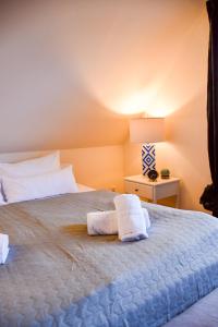 una camera da letto con un letto e due asciugamani di KOCHWERK Restaurant & Pension a Zingst