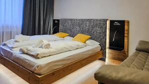 een bed met een kat erop bij Alps Oriental Wellness HOTEL in Campodolcino