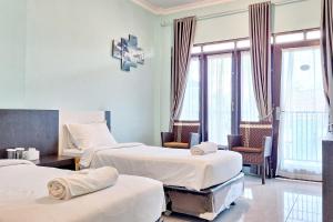 Postel nebo postele na pokoji v ubytování Homestay Dalimo 2 Syariah Payakumbuh RedPartner