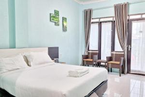 Postel nebo postele na pokoji v ubytování Homestay Dalimo 2 Syariah Payakumbuh RedPartner
