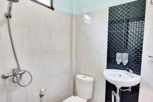 a bathroom with a toilet and a sink at Homestay Dalimo 2 Syariah RedPartner in Payakumbuh