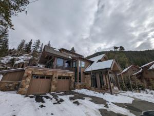 una casa en las montañas con nieve en el suelo en Wolf Rock Home 82 en Keystone