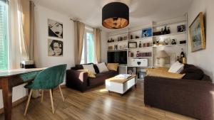ein Wohnzimmer mit Sofa und Tisch in der Unterkunft Gite Urbain - Bubble in Magenta