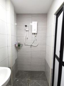 een badkamer met een douche, een toilet en een wastafel bij Amuse Homestay at Kuala Kubu Bharu in Kuala Kubu Baharu