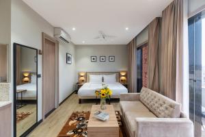 um quarto de hotel com uma cama e um sofá em Hotel Blue Chip By Downtown - Near Udaipur Airport em Dabok