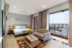 DabokHotel Blue Chip - My Downtown Hotels的配有床和沙发的酒店房间