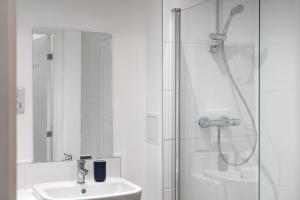 a bathroom with a shower and a sink at Luxury 1 Bedroom Apartment In Stevenage Town With Balcony in Stevenage