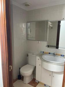 a bathroom with a white toilet and a sink at Piso completo en Calle Tibi in San Vicente del Raspeig