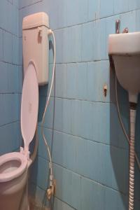 bagno con servizi igienici e lavandino di Goroomgo J K Inn Puri Sea View Room a Puri