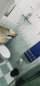 an overhead view of a bathroom with a toilet at Apê perto Alphaville in Osasco