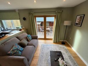 The Poplars - Cosy Modern Flat with Great Networking的休息区
