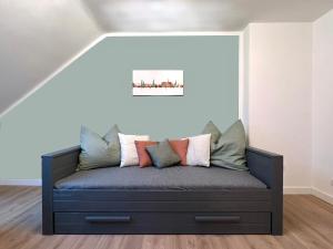 kanapa w rogu pokoju w obiekcie Sali -R8-Apartmenthaus, WLAN, TV w mieście Remscheid