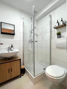 W łazience znajduje się prysznic, toaleta i umywalka. w obiekcie Sali -R8-Apartmenthaus, WLAN, TV w mieście Remscheid