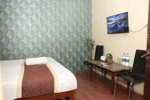 pokój z łóżkiem i stołem oraz tableablish w obiekcie Hotel New Agarwal w mieście Jhunjhunūn