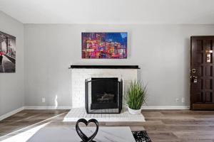 a living room with a fireplace and a painting at Lovely 1 bedroom apartment located in Greenhills. in Nashville