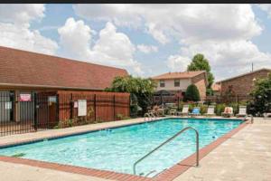 a swimming pool at a hotel at Lovely 1 bedroom apartment located in Greenhills. in Nashville