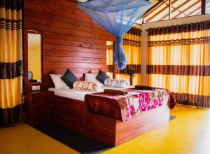 Кровать или кровати в номере Nine Arch Wood Cabin