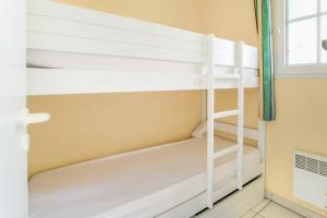 ein Etagenbettzimmer mit zwei Etagenbetten und einem Fenster in der Unterkunft Village Moliets - maeva Home - 2 Pièces 7 Personnes Confort MAE-2247 in Moliets-et-Maa + 23 Fotos